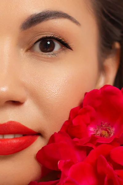 Belleza Del Primer Plano Cara Mitad Femenina Con Maquillaje Creativo — Foto de Stock