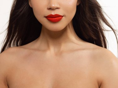 Kozmetik, makyaj ve trendler. Parlak dudak parlatıcısı ve ruj. Doğal dudak makyajlı güzel bir kadın ağzı. Kadın yüzünün güzel bir parçası. Kırmızı ışıkta kusursuz temiz ten