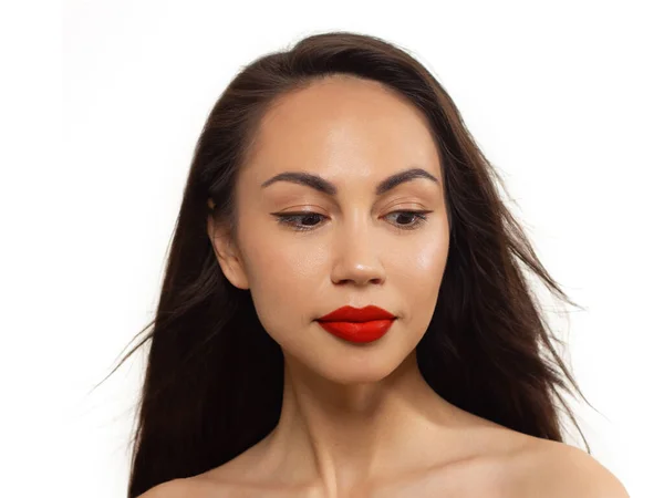 ストレートヘアを開発する女性のクローズアップ肖像画 甘い優しい若い娘ブルネット 唇に赤い口紅 きれいな肌 美しい — ストック写真