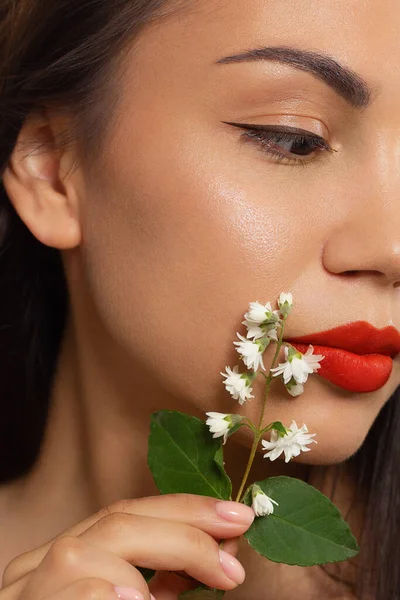 Medio Belleza Primer Plano Las Mujeres Labios Rojos Completos Con — Foto de Stock