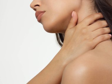 Cinsel dolgun dudaklar. Dudak parlatıcısı ve kadın derisi. Ağız kapalı. Dudaklarda ve kozmetolojide artış. Pembe dudaklar ve uzun boyun..