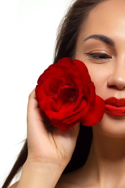 Güzel bir akşam makyajı, siyah dumanlı gözleri ve son derece uzun kirpikleri olan yarım bir güzellik portresi. Dudaklarında kırmızı ruj var. Kozmetik ve kaplıca cilt bakımı