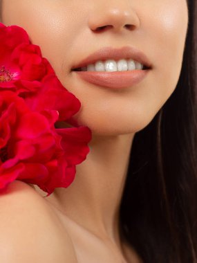 Cinsel dolgun dudaklar. Dudak parlatıcısı ve kadın derisi. Ağız kapalı. Dudaklarda ve kozmetolojide artış. Pembe dudaklar ve uzun boyun..