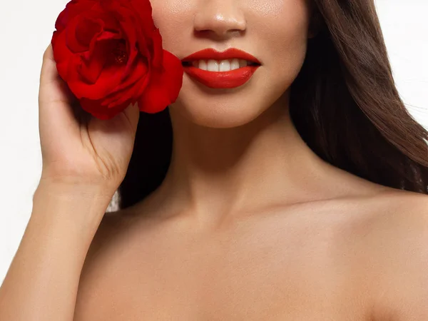 Uśmiechnięta Młoda Dziewczyna Piękna Twarz Zbliżenie Seksowne Usta Piękno Naturalny — Zdjęcie stockowe