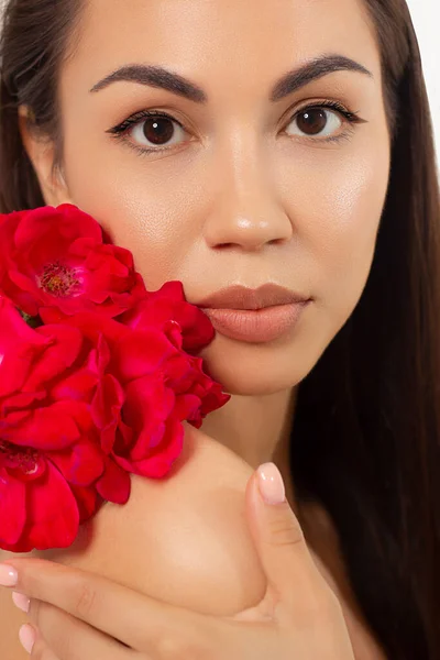 一个有着直发的女人的肖像 甜美柔嫩的年轻女孩黑发 天然口红 透明洁净的肌肤 在温泉沙龙或化妆品中护理天然化妆品 — 图库照片