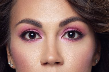 Modaya uygun pembe dumanlı gölgeleri ve son derece uzun kirpikleri olan güzel kahverengi gözlü makro. Kozmetik, kaş düzeltme, kirpik uzatma, makyaj, kozmetik, görme, kontak lens.