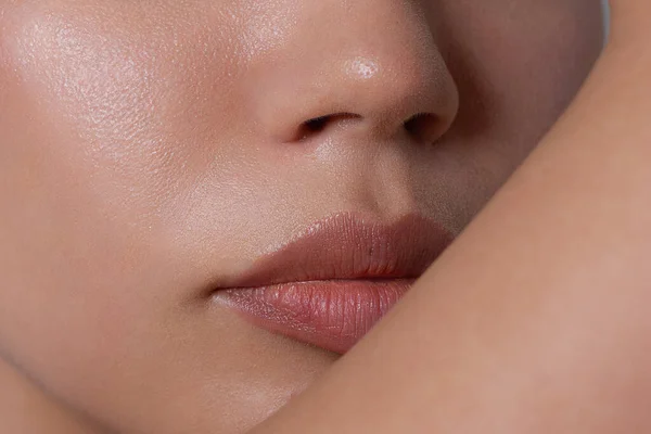 Retrato Cerca Hermosa Cara Pureza Mujer Con Maquillaje Labios Desnudos —  Fotos de Stock