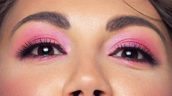 Bela Macro Olhos Castanhos Expressivos Com Sombras Fumegantes Rosa Moda — Fotografia de Stock