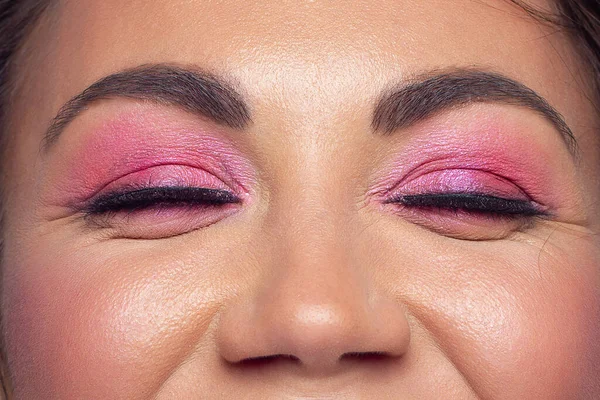 Elegancia Primer Plano Ojo Femenino Con Sombra Ojos Color Rosa —  Fotos de Stock