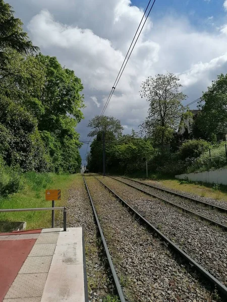 Spoorlijn Het Dorp Onweerswolken Lucht — Stockfoto