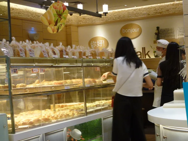 Toko kue roti di mana orang membeli roti atau kue — Stok Foto