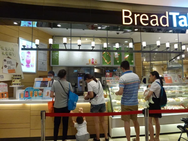 Toko kue roti di mana orang membeli roti atau kue — Stok Foto