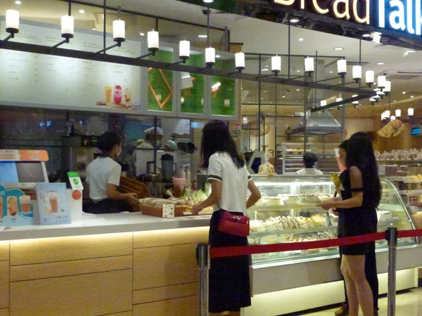 Pastelería de pan donde la gente compra pan o pastel — Foto de Stock