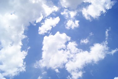 Mavi gökyüzü ve beyaz bulutlar