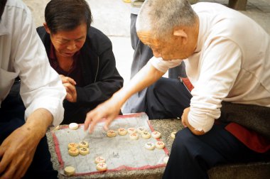 Çin Satrancı, Shenzhen, Çin'de çok mutlu yaşlı insanlarda