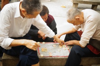 Çin Satrancı, Shenzhen, Çin'de çok mutlu yaşlı insanlarda