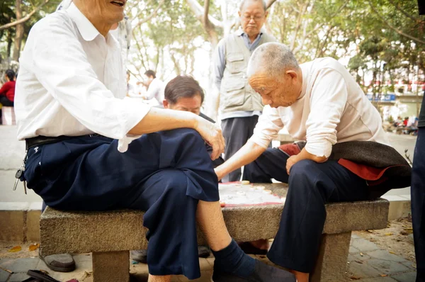 The old people in the Chinese chess, very happy, in Shenzhen, China — Stock Photo, Image