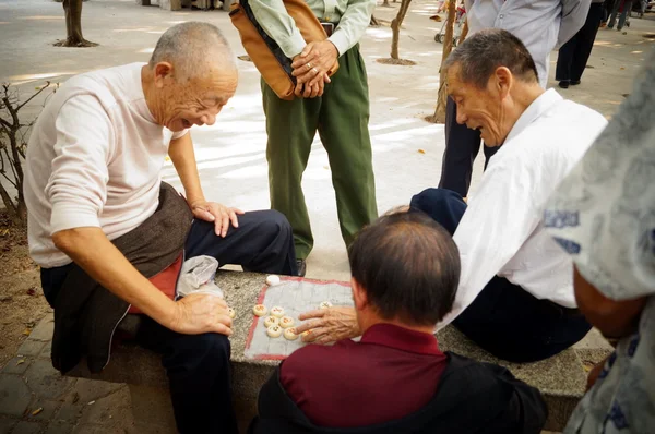 The old people in the Chinese chess, very happy, in Shenzhen, China — Stock Photo, Image