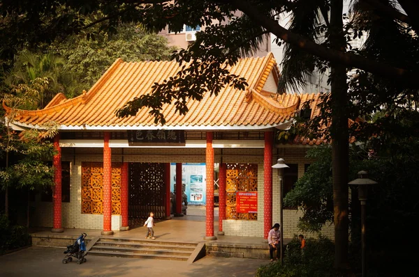 심천, 중국에 있는 공원에서 옛 사람들이 레저 — 스톡 사진