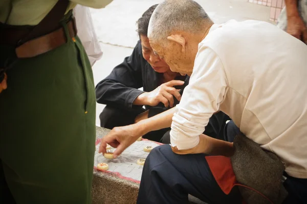 The old people in the Chinese chess, very happy, in Shenzhen, China — Stock Photo, Image