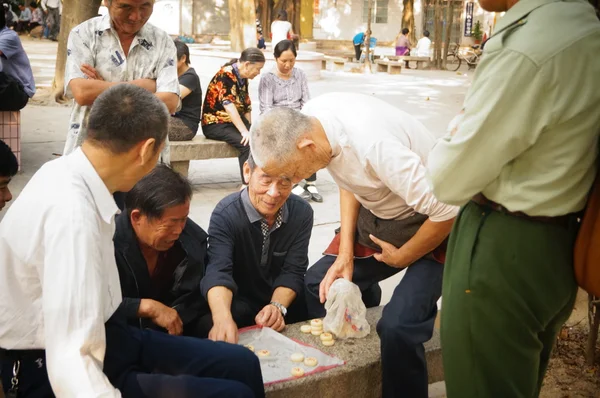 The old people in the Chinese chess, very happy, in Shenzhen, China — Stock Photo, Image