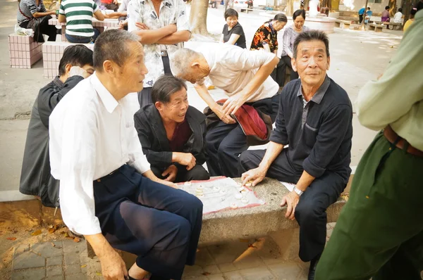 The old people in the Chinese chess, very happy, in Shenzhen, China — Stock Photo, Image