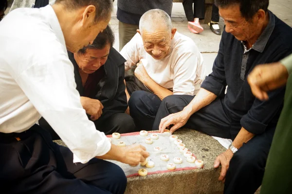 The old people in the Chinese chess, very happy, in Shenzhen, China — Stock Photo, Image