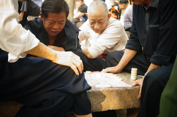 The old people in the Chinese chess, very happy, in Shenzhen, China — Stock Photo, Image