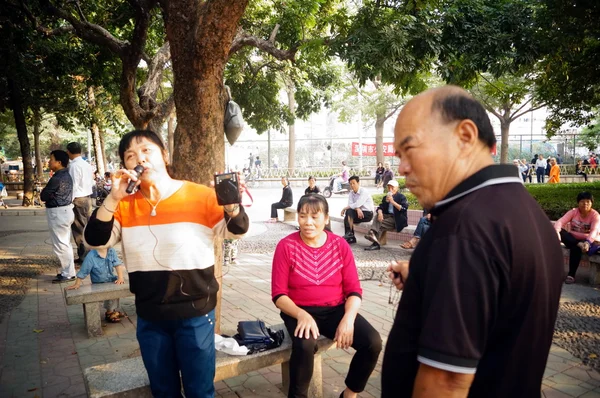 Die alten Leute singend, glücklich, in Shenzhen, China — Stockfoto
