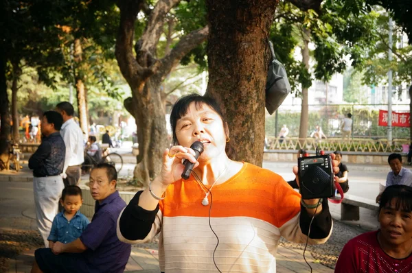 The old people in the singing, happy, in Shenzhen, China — Stock Photo, Image