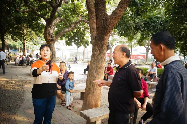 The old people in the singing, happy, in Shenzhen, China — Stock Photo, Image