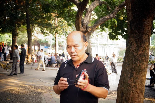 The old people in the singing, happy, in Shenzhen, China — Stock Photo, Image