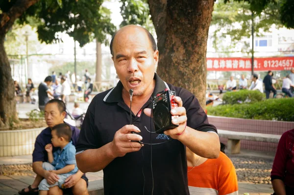 The old people in the singing, happy, in Shenzhen, China — Stock Photo, Image