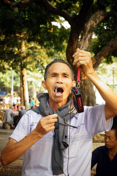 Stare ludzie w śpiewie, szczęśliwy, w Shenzhen, Chiny — Zdjęcie stockowe