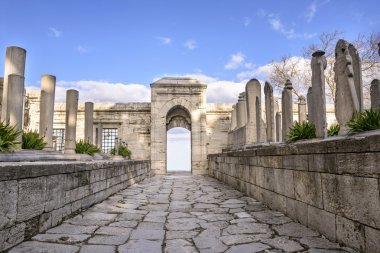 Süleymaniye Camii mezarlığında mezar taşları