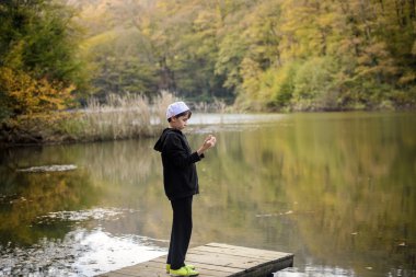 Müslüman çocuk gönül rahatlığı ile ayakta dua ediyor.