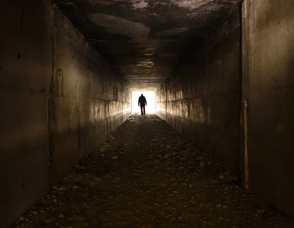 El hombre que rápidamente a través del túnel hacia la luz — Foto de Stock