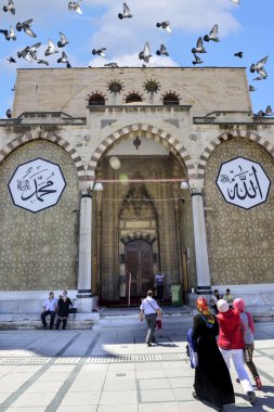 insanların K Selimiye Camii'nde giriş kapısı önünde