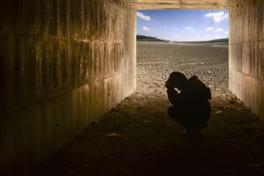 Tünel ve kırık toprak arka plan mavi gökyüzü ile