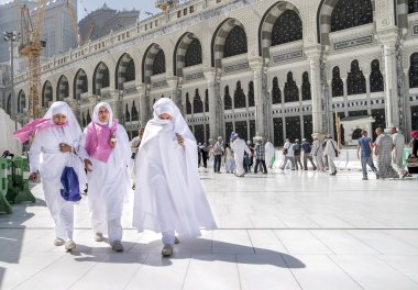 Umre için ihrama girmek Makkah giyen kadınlar.