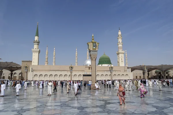 Nabawi meczet po modlitwy muzułmanów, Medina, Arabia Saudyjska — Zdjęcie stockowe