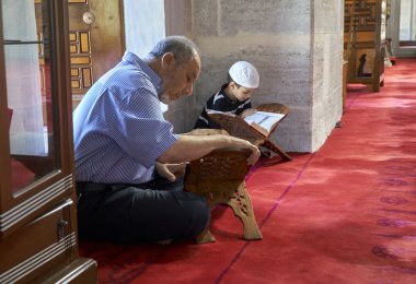 Müslümanlar cami de Kutsal Kur'an okumak.