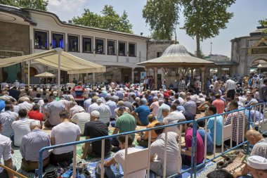 Müslümanlar Cuma namazı için Eyüp Sulta, Ramazan sırasında toplanan