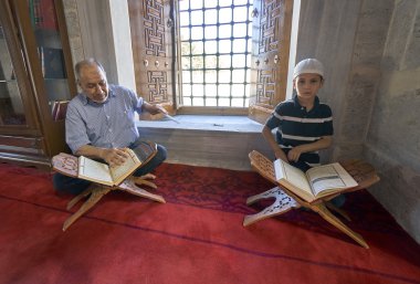 Müslümanlar cami de Kutsal Kur'an okumak.