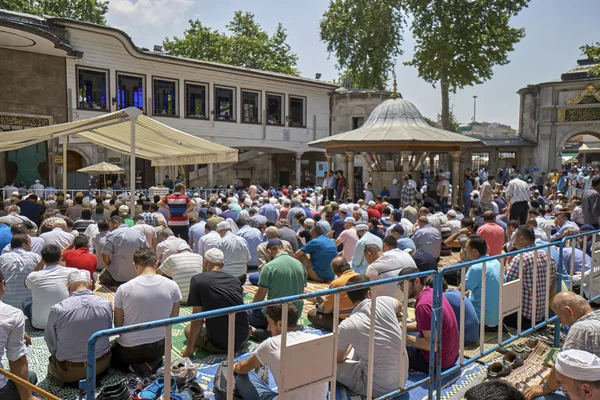 Los musulmanes se reunieron para las oraciones del viernes durante el Ramadán en Eyup Sulta —  Fotos de Stock