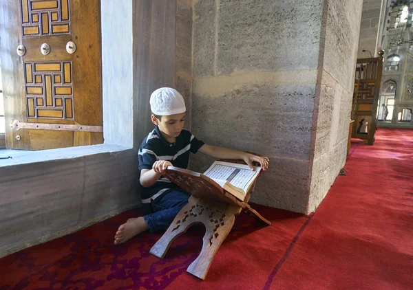 イスラム教徒のモスク、聖なるコーランを読む. — ストック写真