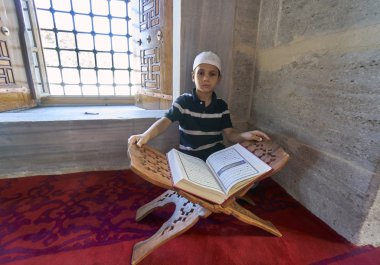 Müslümanlar cami de Kutsal Kur'an okumak.