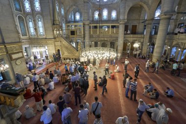 Müslümanlar Cuma namazı için Eyüp Sulta, Ramazan sırasında toplanan