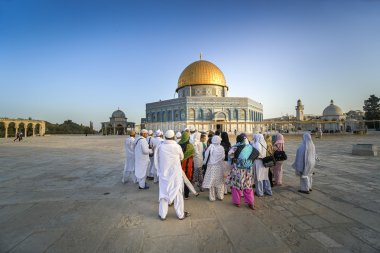Cami avlusu turist grupları hayran