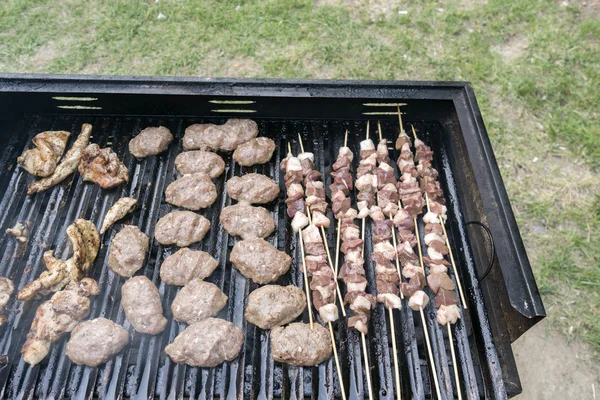 Gedetailleerde weergave van gegrilde kip en rundvlees gehaktballetjes — Stockfoto